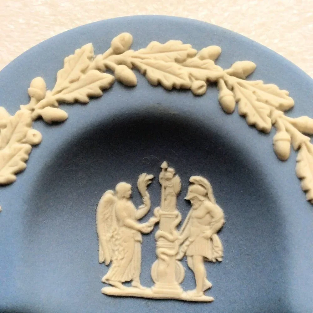 Vintage Wedgwood Blue Jasperware Neoclassical Clover Shaped Trinket Tray - Picture 5 of 7